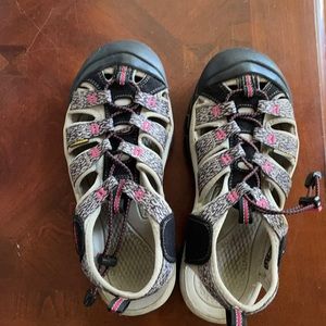 Women’s 8.5 Keen GUC